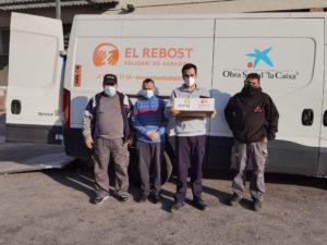 Treballador i usuari de CIPO fent entrega dels aliments al Rebost Solidari
