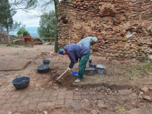 Treballadors de CIPO en la intervenció arqueològica de l'Obac Vell