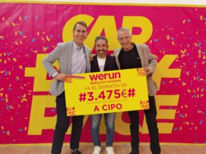 Jordi Garcia, Aleix Ribell i Joan Madaula amb el xec de 3.475 €