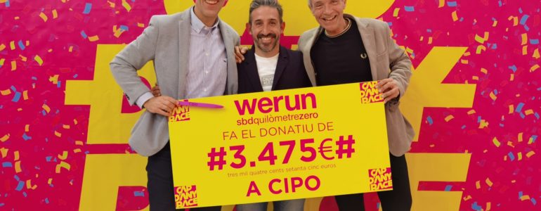Jordi Garcia, Aleix Ribell i Joan Madaula amb el xec de 3.475 €